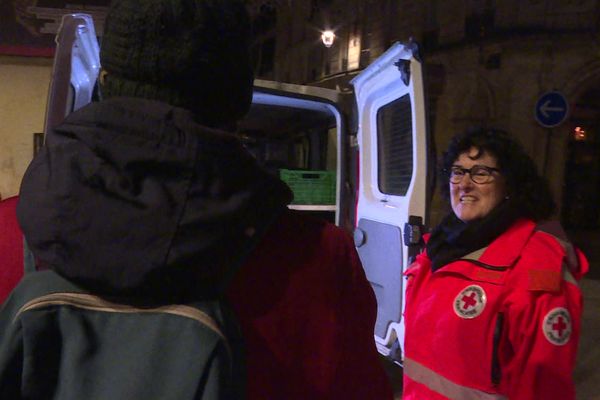 La Croix rouge de Bayonne, au Pays basque, compte 80 bénévoles et recherche une dizaine de personnes supplémentaires pour effectuer les maraudes nocturnes quotidiennes dans les rues de la ville.