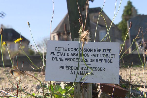 Les concessions du cimetière du Tourneur - Souleuvre en bocage (Calvados) sont vérifiées par la mairie au lendemain de la Toussaint : celles qui sont abandonnées sont récupérées par la mairie.