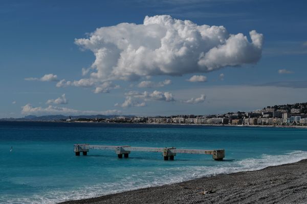 Le ponton a été dénommé "quai abandonné vu de la Promenade des Anglais" par le photographe, Nice
