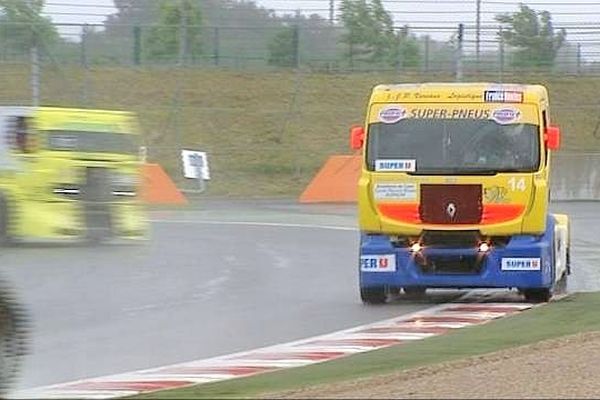 Les premiers essais sous la pluie à Magny-Cours