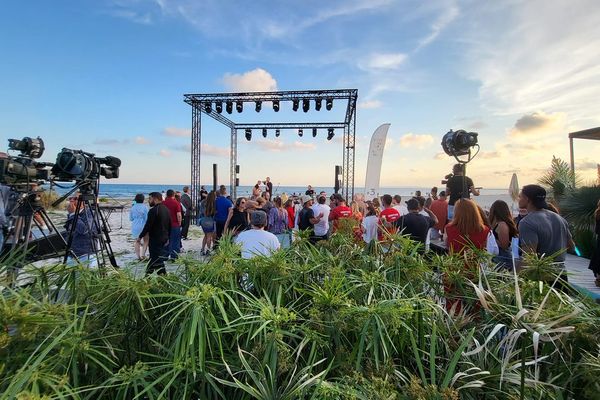 France 3 Occitanie fête la musique avec des artistes régionaux haut de gamme ! Installée sur la plage de la Grande-Motte devant la Paillotte de ses matinales "Vous êtes formidables" et du feuilleton "Un si grand soleil", la scène offre un cadre idyllique pour un concert face à la mer.