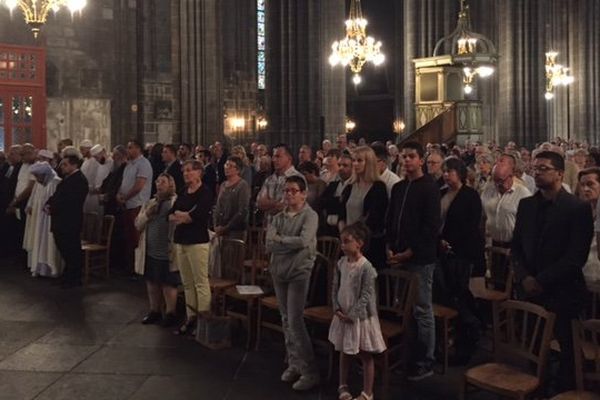 Les représentants des différentes communautés religieuses sont rassemblés pour un hommage unanime au père Hamel. 