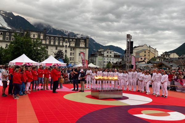 Au terme d'un relais collectif d'anciens porte-drapeaux, la paraskieuse Marie Bochet et l'ancien patineur artistique Alain Calmat ont allumé ensemble le chaudron olympique de Chamonix.