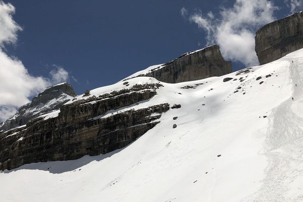 Une brèche de 40m de large surplombée de parois de 100m de hauteur.