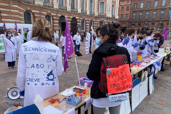 Environ 150 techniciens des laboratoires de biologie médicale se sont réunis sur la place du Capitole à Toulouse.