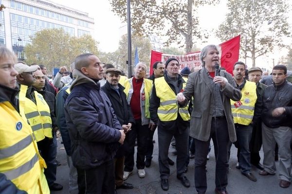 Bruno Lemerle et des délégués CGT devant le siège de PSA à Paris