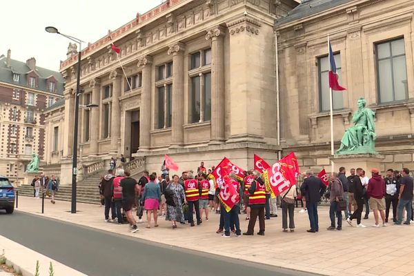 Une centaine de personnes sont venus manifester pour soutenir les représentau syndicaux devant le tribunal.