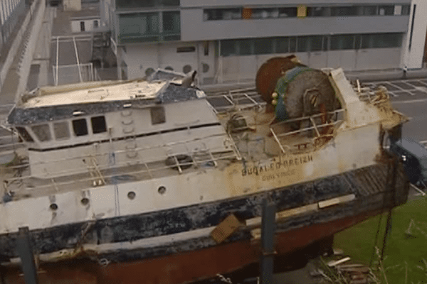 L'épave du Bugaled Breizh, ce chalutier dont le naufrage fît cinq victimes en Manche le 15 janvier 2004, dans le port de Brest 