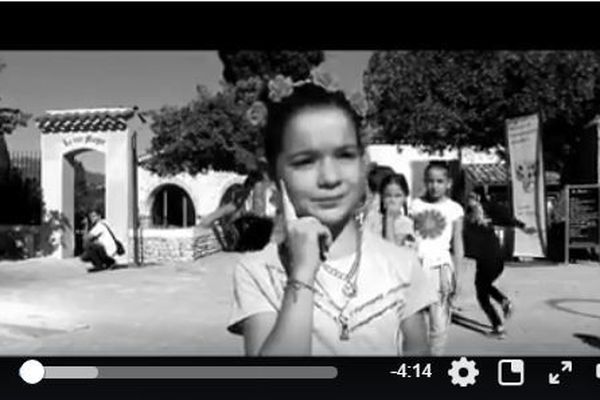 Le film a été tourné en noir et blanc avec les enfants de l'école du Vieux-Bourg.