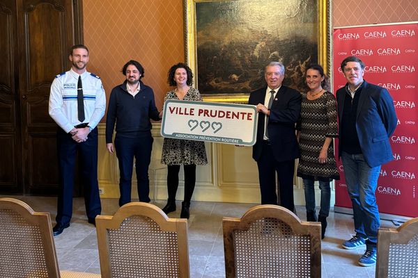 Remise du label "Ville prudente" à la ville de Caen en présence des élus Ludwig Willaume, adjoint en charge des espaces publics, et Patrick Jeannenez, conseiller municipal délégué à la prévention et sécurité routière, lundi 2 décembre 2024, à Caen.