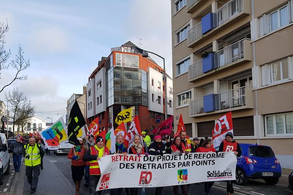 le cortège des manifestants dans les rues de Laval le 29 janvier 2020