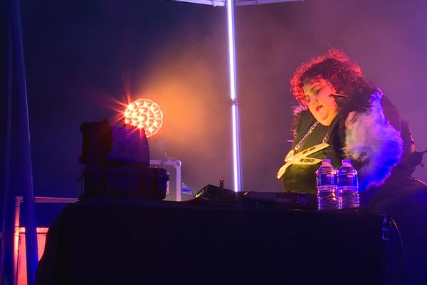 L'artiste DJ Barbara Butch a clôturé le festival Normandie impressionniste au pied de la cathédrale de Rouen toute illuminée.