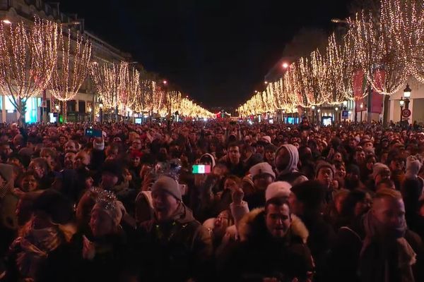 Une foule encore nombreuse est attendue pour la nuit du 31 décembre à Paris, aux Champs-Élysées.