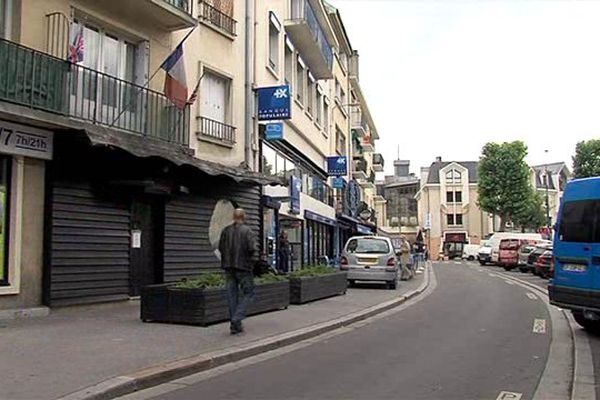 La victime était en train de retirer de l'argent quand elle a été témoin d'une bagarre ce samedi au petit matin