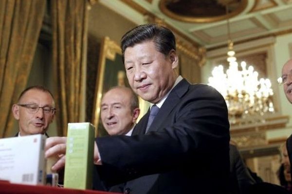 Xi Jinping devant les produits régionaux