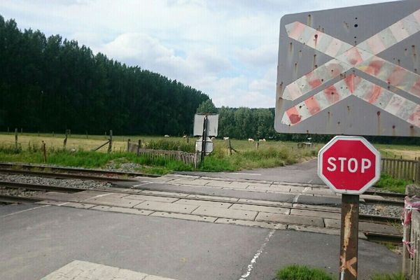 L'accident a eu lieu à Baisieux, sur un passage à niveau situé en plein champ.