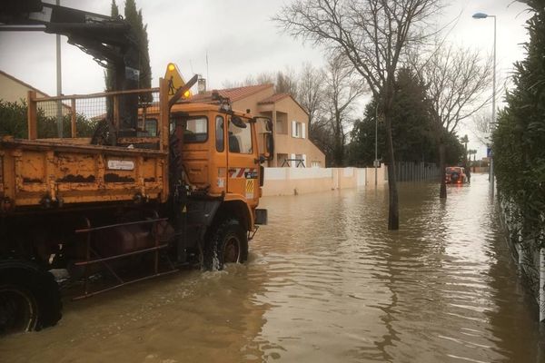 À Claira, ce n’est pas tant les précipitations de la nuit mais plutôt les inondations des communes en amont comme celle de Rivesaltes qui se déversent progressivement sur la commune