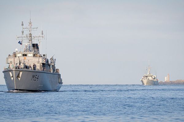 Le Kursis, un chasseur de mines lituanien, lors de son arrivée à Brest ce 26 août