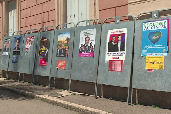 Les panneaux électoraux pour les élections européennes ont été installés devant la mairie d'Ajaccio.