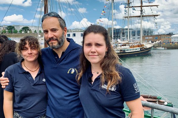 Claire, Hugues et Nolwenn, marins du navire russe Shtandart, étaient présents aux Fêtes maritimes de Brest ce 13 juillet 2024