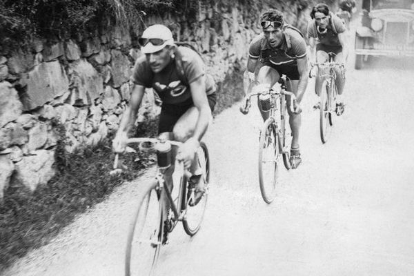 le cycliste Antonin Magne (1ère position) en action durant la 17ème étape (Luchon-Tarbes) du Tour de France au Col de Peyresourde en 1930.