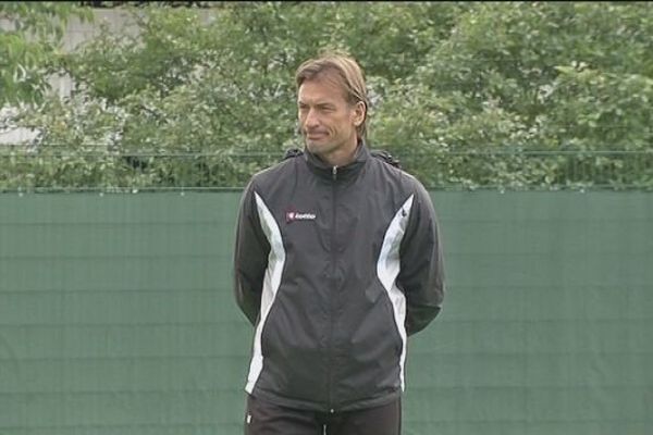 Hervé Renard, sur la pelouse du stade Bonal à Sochaux