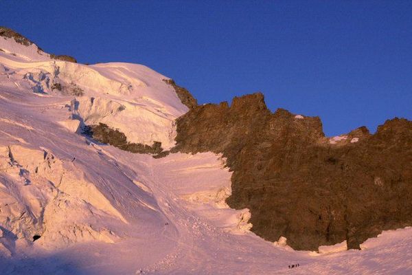 l'avalanche a été repérée par le gardien du refuge des Écrins (3.170 mètres) qui a donné l'alerte. 