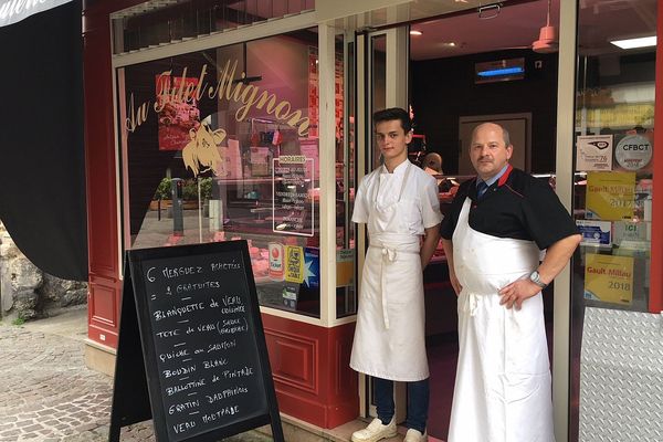 Axel Guéroult et Hervé Dumont devant la boucherie "Au filet mignon" rue Cauchoise à Rouen 