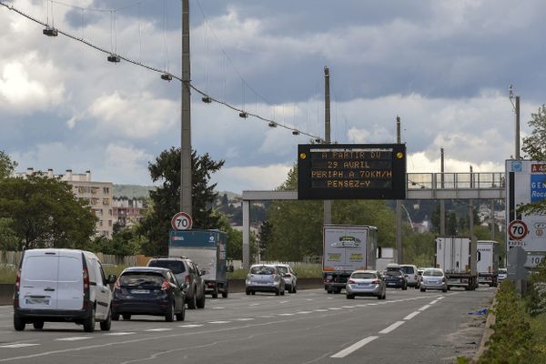 L'accident s'est produit vers 4h30 sur le boulevard périphérique dans le sens Marseille-Paris. La jeune femme tuée aurait été éjectée du véhicule.