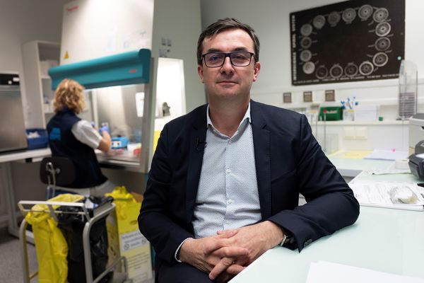 Le professeur Frédéric Laurent, photographié en mars 2019 dans son laboratoire de bactériologie des Hospices Civils de Lyon.