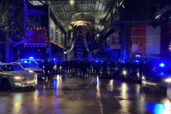 La police entre découragement et révolte manifeste devant le grand éléphant de Nantes