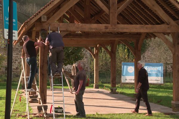 Arronnes possède désormais une halle au coeur du village.