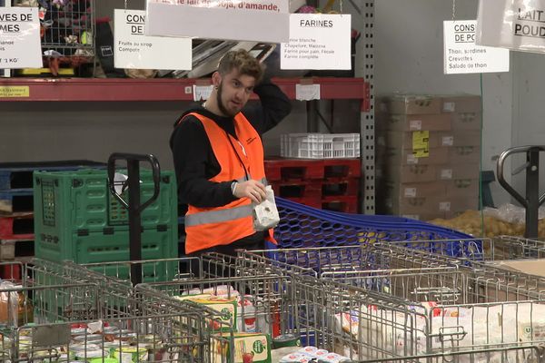 Des personnes en situation de handicap viennent régulièrement prêter main forte aux bénévoles de la banque alimentaire de Mulhouse.