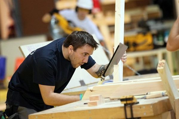 Un jeune charpentier, au salon Euroskills de Lille, le 3 octobre 2014