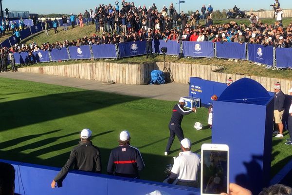 Tiger Woods frappe sa première balle à la Ryder Cup.