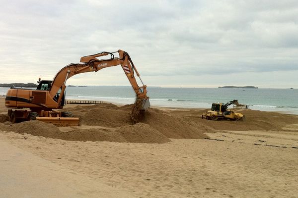 Des pelleteuses sont sur la plage du Sillon depuis le 5 novembre