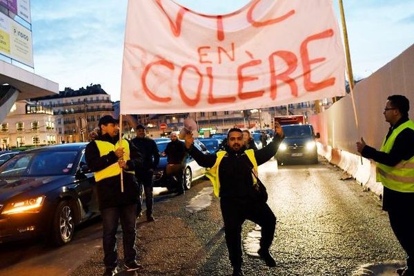 Manifestation ce jeudi 10 janvier de chauffeurs VTC pour demander l'instauration d'un tarif minimum.