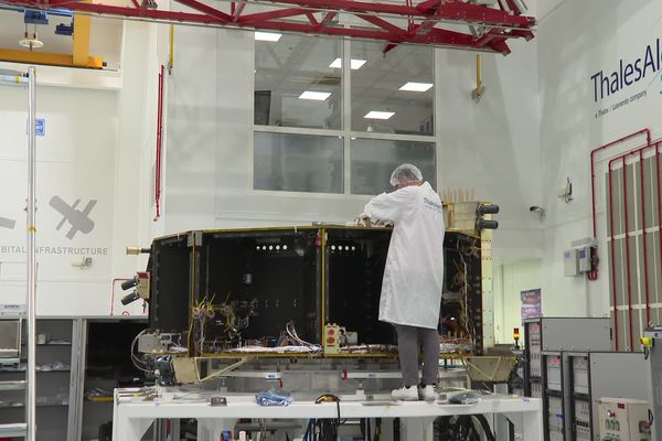 Thales Alenia Space a présenté un nouveau satellite qui va permettre de détecter d'autres planètes qui ressemblent à la Terre.