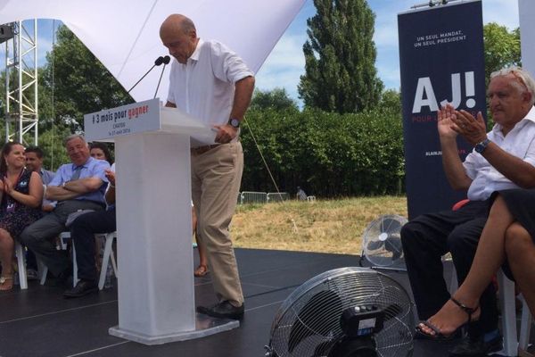 Alain Juppé fait sa rentrée, à trois mois du premier tour des primaires de la droite et du centre, à Chatou, dans les Yvelines.