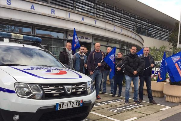 Des policiers ont manifesté pour obtenir de meilleures conditions de travail, à Agde, mercredi 19 décembre.