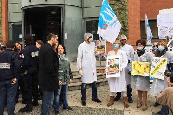 Une poignée d'agents de la police scientifique ont manifesté devant le commissariat de Toulouse