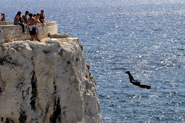 Ces plongeons à haut risque sur la corniche sont interdits depuis 2006.