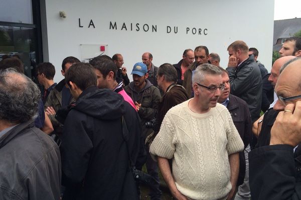 Des agriculteurs attendent pour savoir si la cotation va avoir lieu au Marché du Porc Breton (MPB). 62 000 porcs sont prévus à la vente, aujourd'hui.