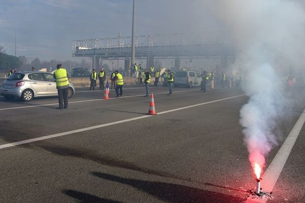 Les gilets jaunes au péage de Muret, au sud de Toulouse, lundi 26 novembre 2018.