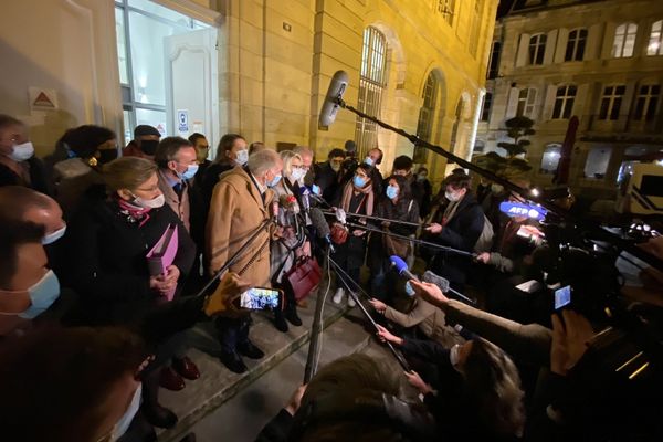 Les parents de la victime à la sortie du tribunal, le soir du premier jour de procès à Vesoul.