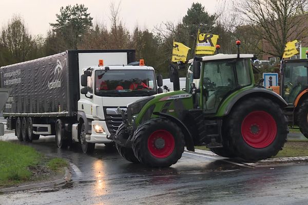 Une plateforme logistique bloquée par les agriculteurs de la CR19 à Donzenac, Corrèze