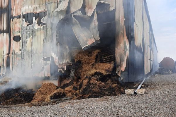 Le hangar agricole éventrée après l'incendie, à Camblai-Châtelain.