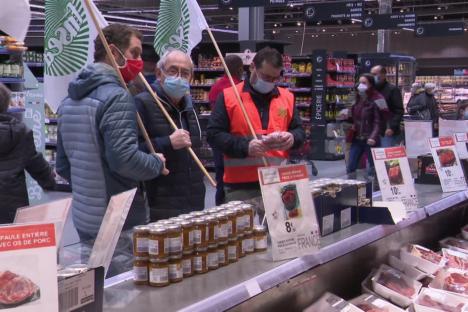 Angry farmers award manure gold to the sign of the Leclerc Center in Angoulême to denounce the price of his baguette at 29 cents