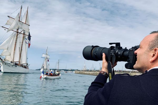 Ewan Lebourdais, derrière son objectif, ce 14 juillet 2024, lors des Fêtes maritimes de Brest