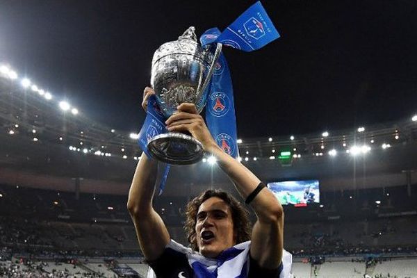 Edinson Cavani brandit la 10 e coupe du PSG à égalité avec l'OM